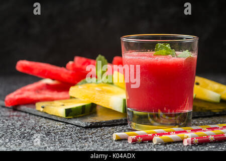 Bicchiere di fresco succo di cocomero Foto Stock