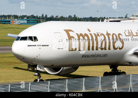 Emirates Boeing 777 in rullaggio a aeroporto di Birmingham, UK (A6-EPG) Foto Stock