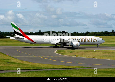 Emirates Boeing 777 pronto al decollo all'Aeroporto di Birmingham, UK (A6-EPG) Foto Stock