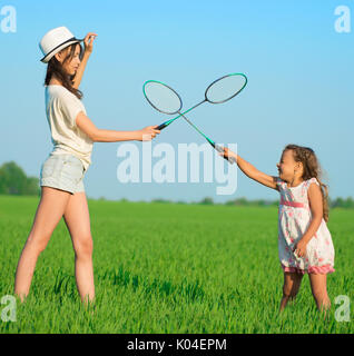 Le ragazze giovani gioca con una racchetta in Badminton Foto Stock