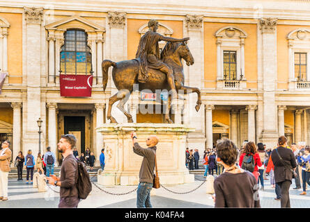 I visitatori dei musei Capitolini intorno statua equestre di Marc Aurel contro la facciata del Museo Capitolino Foto Stock