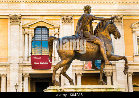 Statua equestre di Marc Aurel contro la facciata del Museo Capitolino Foto Stock