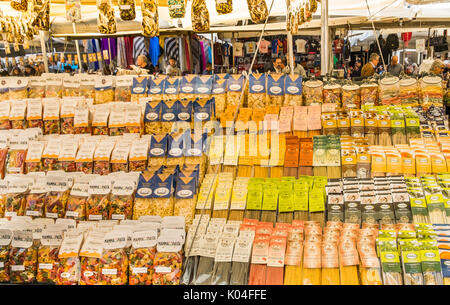 Diversi tipi di pasta sul display ata a stallo a Campo dè Fiori market Foto Stock