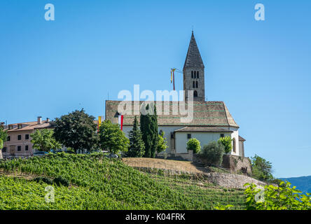 La chiesa del villaggio idilliaco di Cortaccia. Cortaccia si estende sul lato soleggiato della strada del vino. Alto Adige, Italia settentrionale. Foto Stock