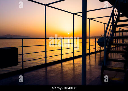 Vista Silhouette di tettoie travi in una nave passeggeri con retroilluminazione da sunrise. Foto Stock