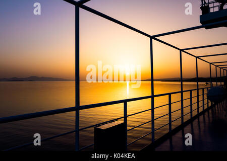 Vista Silhouette di tettoie travi in una nave passeggeri con retroilluminazione da sunrise. Foto Stock