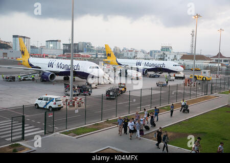 Passeggeri sbarcare un monarca Airbus A320-200 all'aeroporto di Gibilterra. Foto Stock