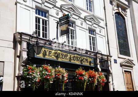 Ye Olde pub londinese, Ludgate Hill, Londra, Inghilterra Foto Stock