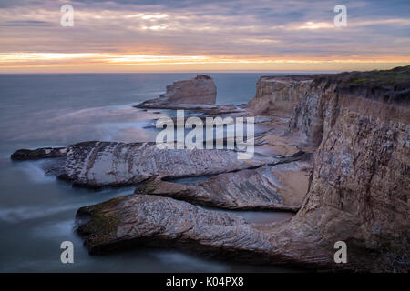 Il paesaggio lungo la costa della California a Santa Cruz su una torbida sera d'estate. Foto Stock