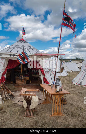 Storia viva camp a Bosworth rievocazione evento, dove Re Richard III fu sconfitto da Henry Tudor, terminando la guerra dei Roses. Leicestershire, Regno Unito Foto Stock