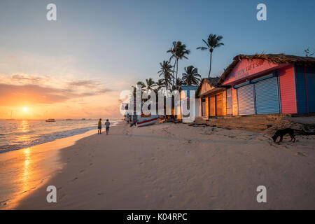 Bavaro Beach, Bavaro, Higuey, Punta Cana, Repubblica Dominicana. Cabine sulla spiaggia, a sunrise. Foto Stock