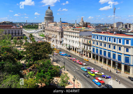 Vista da sopra attraverso il Parque Central e Paseo de Marti, Paseo del Prado, al Capitolio Habana Vieja, Havana, Cuba Foto Stock