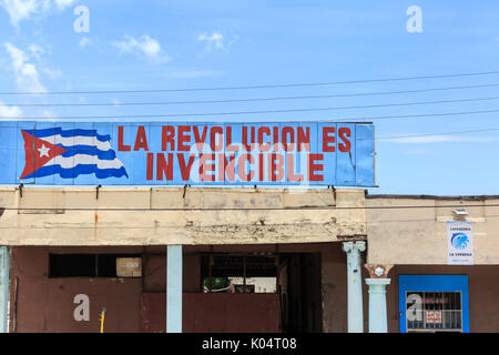 'La Revolucion es' Invencible, patriottica rivoluzione cubana il messaggio riportato sopra un negozio a l'Avana, Cuba Foto Stock