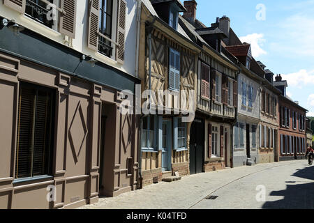 Architettura tradizionale e metà degli edifici con travi di legno in rue du Puits vendita, Saint Valery sur Somme, somme, hauts de france, Francia Foto Stock