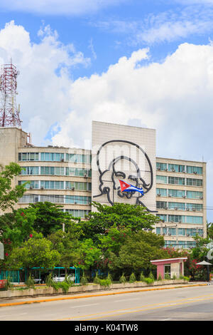 "Vas Bien Fidel' murale di Camilo Cienfuegos sul ministero cubano dell informazione e delle comunicazioni, Plaza de la Revolucion, Havana Cuba Foto Stock