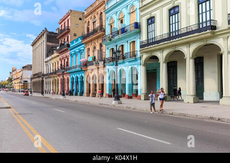 Classic American cars e gli edifici storici, Paseo de Marti, Paseo del Prado, La Habana Vieja, Havana, Cuba Foto Stock