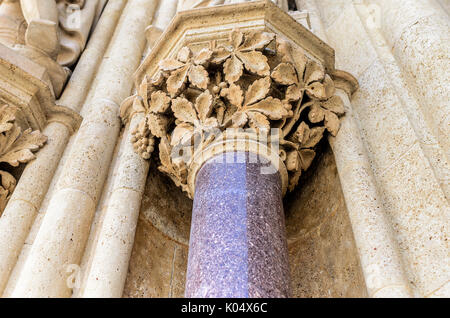 Parte superiore della colonna con stucchi. Foto Stock