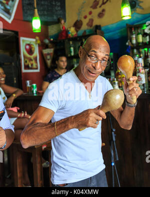 Musicista cubano giocando le maracas con band di musica latina salsa bar, La Habana Vieja, Havana, Cuba Foto Stock
