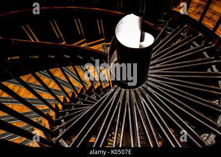 Scala a chiocciola in legno e Metallo all'interno del Grand Palais di Parigi, Francia Foto Stock