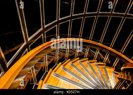 Scala a chiocciola in legno e Metallo all'interno del Grand Palais di Parigi, Francia Foto Stock