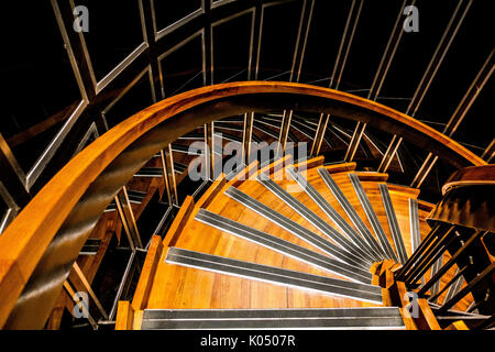 Scala a chiocciola in legno e Metallo all'interno del Grand Palais di Parigi, Francia Foto Stock