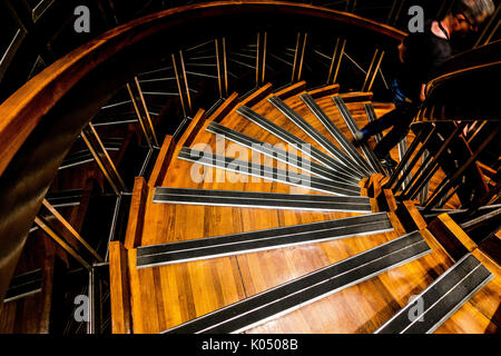 Scala a chiocciola in legno e Metallo all'interno del Grand Palais di Parigi, Francia Foto Stock