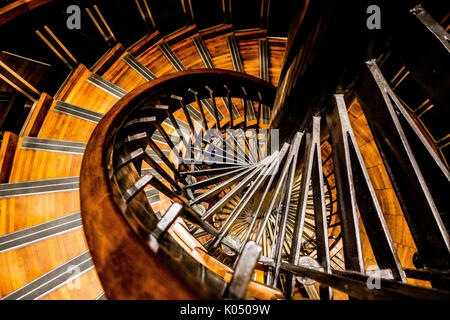 Scala a chiocciola in legno e Metallo all'interno del Grand Palais di Parigi, Francia Foto Stock