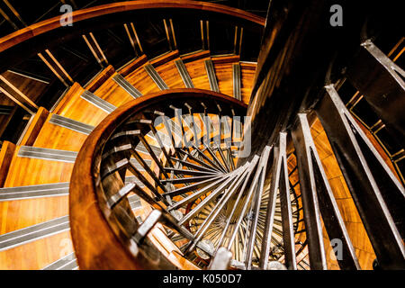 Scala a chiocciola in legno e Metallo all'interno del Grand Palais di Parigi, Francia Foto Stock