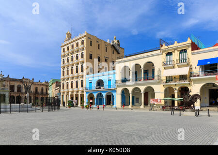 Restaurato architettura storica, persone in ristoranti e caffetterie in Plaza Vieja, Havana, Cuba Foto Stock