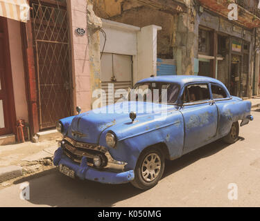 Rusty old American classic car in una strada nella Habana Vieja, Havana, Cuba Foto Stock