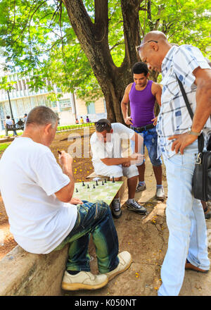 Gli uomini di Cuba a giocare una partita a scacchi all'aperto in una strada nella Habana Vieja, Havana, Cuba Foto Stock