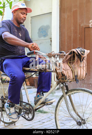 Artigiano l'affilatura coltelli e lame powered by ecocompatibile bicicletta, low tech energia verde idea di Havana, Cuba Foto Stock