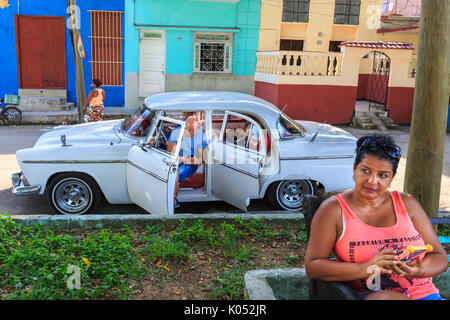 I cubani con telefoni cellulari provare ad ottenere la ricezione in wiifi hotspot, Regla, Havana, Cuba Foto Stock