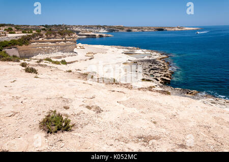 Vista guardando a nord da San Pietro piscina nella zona di Marsaxlokk sulla costa meridionale di Malta in una limpida giornata di sole Foto Stock