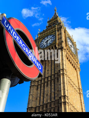 Big Ben (l'Elizabeth Torre) e orologio, e la metropolitana di Londra segno del tubo a Casa del Parlamento, Westminster, London Foto Stock