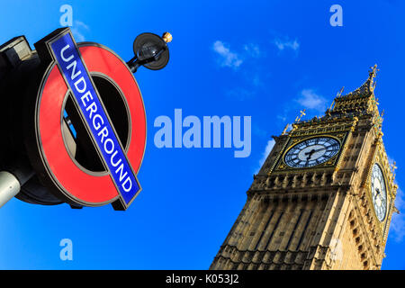 Big Ben (l'Elizabeth Torre) e orologio, e la metropolitana di Londra segno del tubo a Casa del Parlamento, Westminster, London Foto Stock