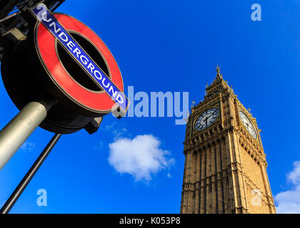 Big Ben (l'Elizabeth Torre) e orologio, e la metropolitana di Londra segno del tubo a Casa del Parlamento, Westminster, London Foto Stock