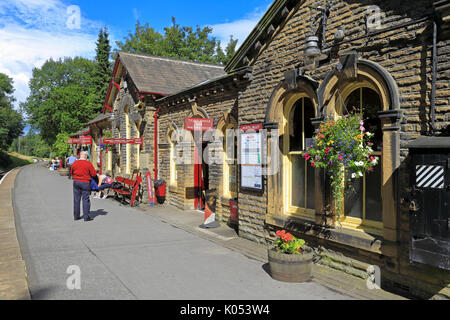 Passeggeri sulla piattaforma a Haworth stazione ferroviaria, Keighley e Worth Valley Railway, Haworth, West Yorkshire, Inghilterra, Regno Unito. Foto Stock