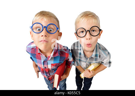 Ampio angolo di close-up divertente ritratto di due ragazzi di studente in camicia in bicchieri abbracciando prenota in mani, guardando la telecamera, isolato su sfondo bianco. Sch Foto Stock