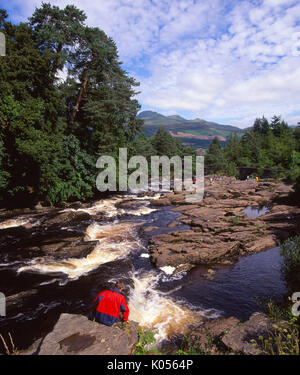 Una bella estate vista a scorrimento veloce Falls of Dochart situato nel pittoresco villaggio di Killin, Perthshire Foto Stock