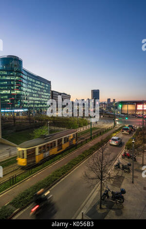 Milano, lombardia, italia. Un tram Esegui nella parte anteriore della Porta Garibaldi Stazione Ferroviaria Foto Stock