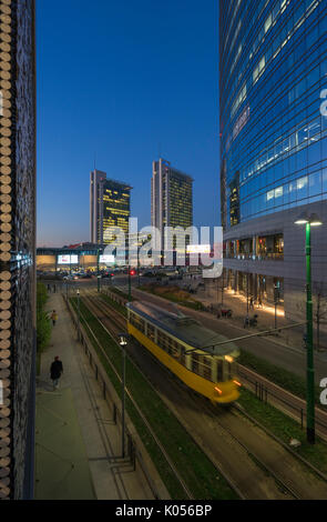 Milano, lombardia, italia. Un tram Esegui nella parte anteriore della Porta Garibaldi Stazione Ferroviaria Foto Stock