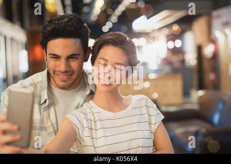 Coppia giovane tenendo selfie Foto Stock