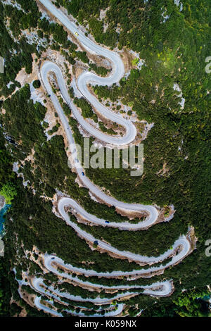 Vista aerea del provinciale con molti strada a zig-zag in Epiro Zagorohoria, Grecia Foto Stock