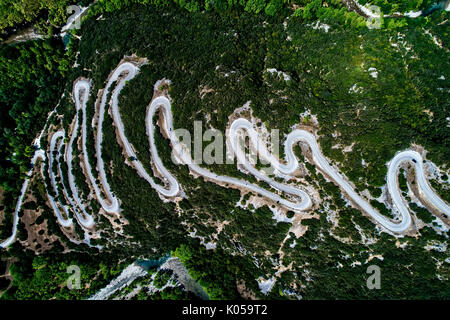 Vista aerea del provinciale con molti strada a zig-zag in Epiro Zagorohoria, Grecia Foto Stock