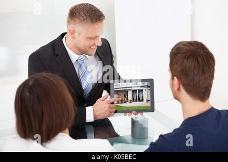 Immagine della scrivania da ufficio con computer tablet e altri accessori  Foto stock - Alamy