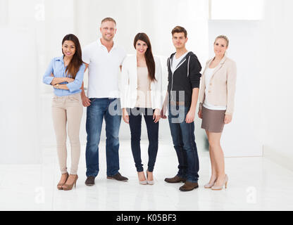 A piena lunghezza Ritratto di certi imprenditori in piedi in ufficio Foto Stock