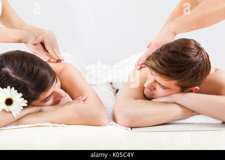 Coppia giovane ricevere massaggio alla schiena a beauty spa Foto Stock