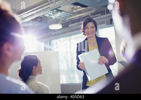 Ritratto sorridente imprenditrice incontro leader in office Foto Stock