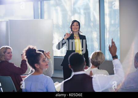 Imprenditrice incontro leader, rispondendo alle domande del pubblico Foto Stock